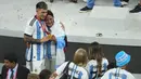 Pemain Argentina, Lisandro Martinez (kiri) merayakan gelar juara Piala Dunia 2022 bersama ibunya setelah mengalahkan Prancis di babak adu penalti dengan skor 4-2 pada laga final yang berlangsung di Lusail Stadium, Qatar, Minggu (18/12/2022), (AP Photo/Hassan Ammar)