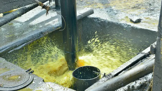 Menteri Energi dan Sumber Daya Mineral (ESDM) Bahlil Lahadalia meninjau sumur migas Ledok, salah satu lapangan migas tua di wilayah kerja (WK) Pertamina EP Cepu. (Foto: Kementerian ESDM)