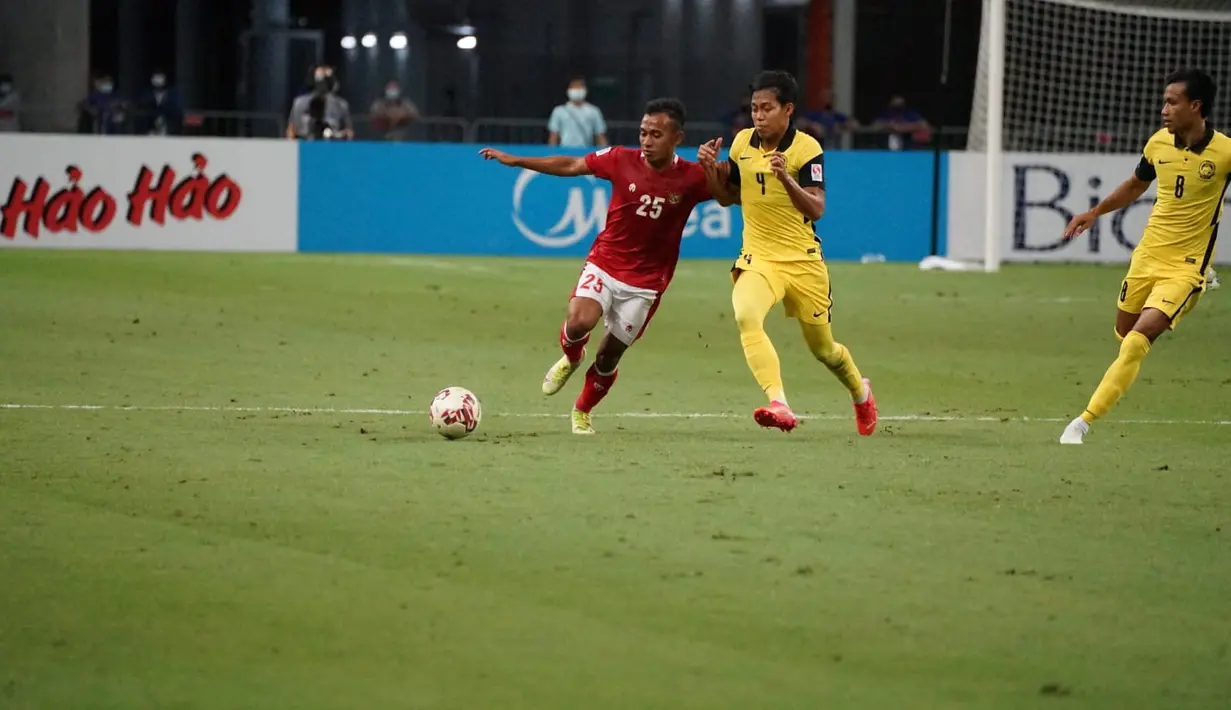 Penyerang Timnas Indonesia, Irfan Samaling Kumi membawa bola saat bertanding melawan timnas Malaysia pada laga Grup B Piala AFF 2020 di Stadion Nasional Singapura, Minggu (19/12/2021). Irfan mencetak dua gol dan mengantar timnas Indonesia menaklukkan Malaysia 4-1. (Foto:Dok PSSI)