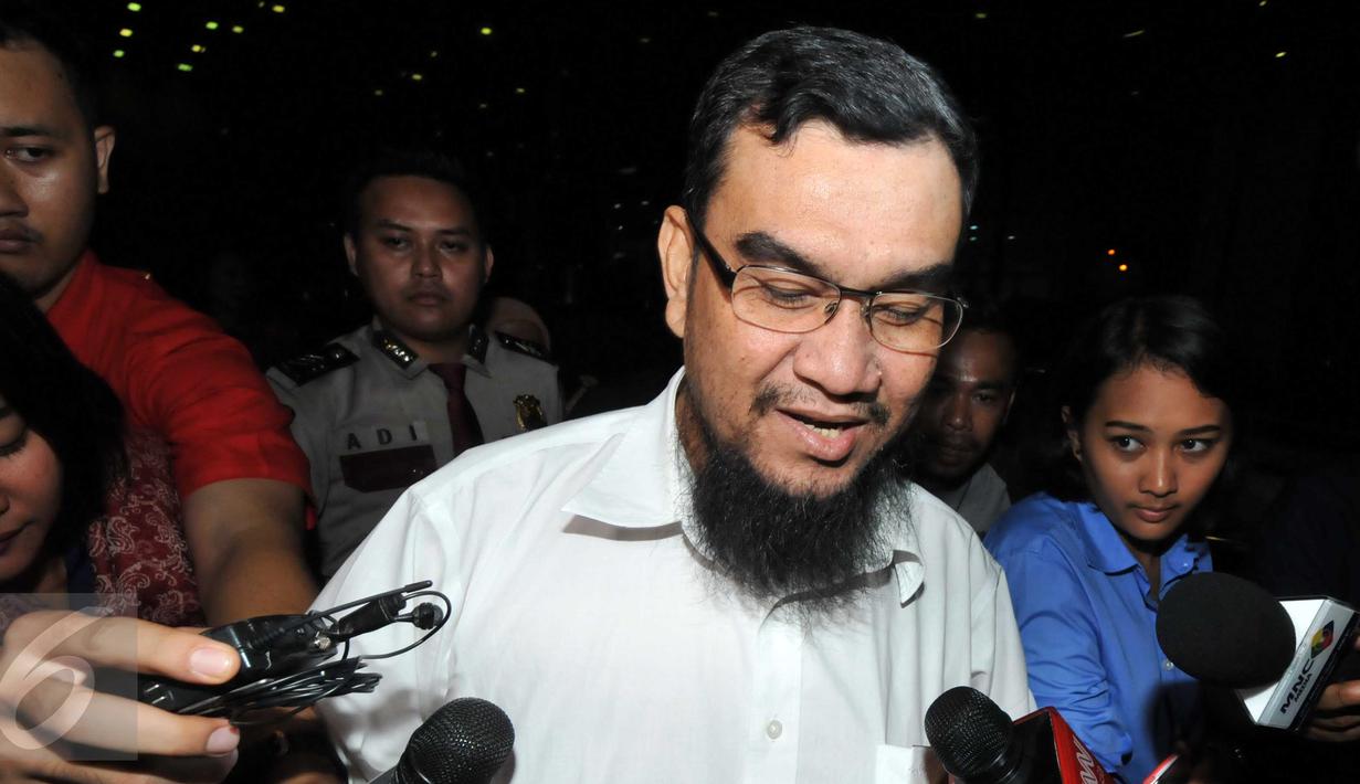 Anggota DPRD Sumut Kamaluddin Harahap seusai menjalani pemeriksaan di Gedung KPK, Jakarta, Jumat (6/11). Kamaluddin diperiksa sebagai saksi untuk tersangka Gubernur Sumatera Utara nonaktif Gatot Pujo Nugroho. (Liputan6.com/Helmi Afandi)