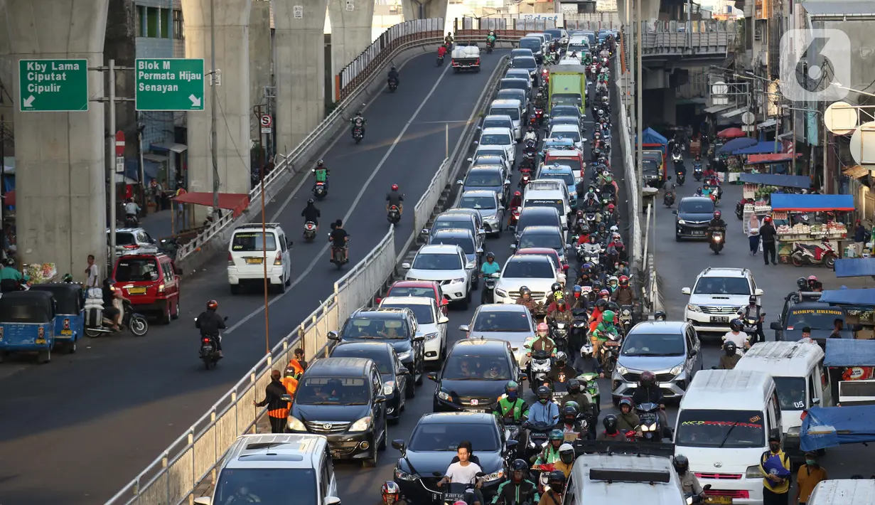 Pengendara terjebak kepadatan arus lalu lintas di Jalan Ciledug Raya, Jakarta, Jumat (15/5/2020). Dinas Tenaga Kerja, Transmigrasi dan Energi DKI Jakarta mencatat ada 1.100 perusahaan atau kantor di Jakarta melanggar aturan Pembatasan Sosial Berskala Besar (PSBB). (Liputan6.com/Helmi Fithriansyah)