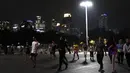 Sejumlah warga berlari di kawasan Stadion Utama Gelora Bung Karno, Senayan, Jakarta, Rabu (9/10). Olahraga lari pada malam hari di GBK menjadi pilihan pekerja ibu kota. (Bola.com/Yoppy Renato)