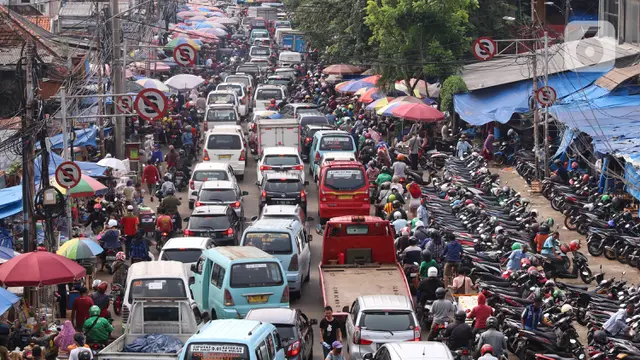 FOTO: Tak Pedulikan PSBB, Pasar Kebayoran Lama Macet Parah