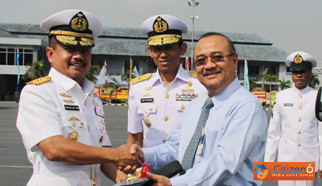 Citizen6, Jakarta: Pangkolinlamil Laksda TNI S.M. Darojatim, menerima satu unit mobil ambulance dari Senior Vice Presiden Bank Mandiri Budi J. Siahaan, yang merupakan hibah dari PT. Bank Mandiri Tbk. kepada Kolinlamil. (Pengirim: Kadispen Kolinlamil).