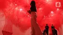 Pengunjung melihat karya seni instalasi yang ditampilkan dalam pameran bertajuk The Soul Trembles di Museum Modern and Contemporary Art in Nusantara (MACAN), Jakarta, Selasa (3/01/2023). Pameran tunggal karya perupa asal Jepang, Chiharu Shiota itu akan dibuka untuk publik mulai 26 November 2022 hingga 20 April 2023. (Liputan6.com/Herman Zakharia)