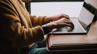 Berada di depan laptop dalam waktu yang lama. unsplash/christinhumephoto.