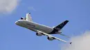 Sebuah pesawat jenis Airbus A380-800 melakukan demo terbang di Farnborough Airshow di Hampshire, Inggris, (14/7/2014).(AFP PHOTO/Carl Court)