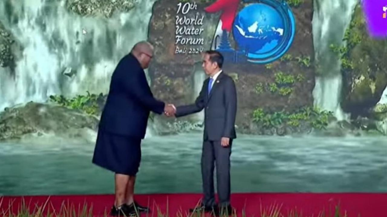 Gaya Unik Presiden Fiji Bertemu Jokowi di Worlds Water Forum 2024,  Pakai Jas dan Rok