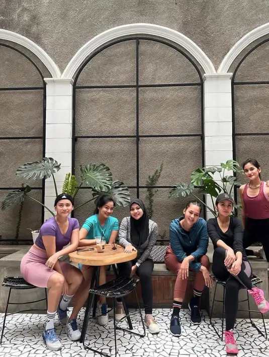 Selain tennis dan golf, Paula juga menjajal olahraga zumba. Di momen itu, ia tampil kece dengan jaket berwarna biru yang dipadukan dengan celana legging berwarna coklat dan sneakers hitam. (Instagram/paula_verhoeven).