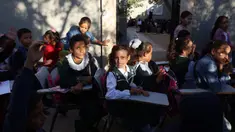 Anak-anak pengungsi Palestina menghadiri kelas di sebuah sekolah darurat di Khan Yunis di Jalur Gaza selatan pada 20 Oktober 2024. (BASHAR TALEB/AFP)