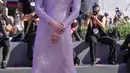 Tilda Swinton berpose untuk fotografer saat tiba untuk pemutaran film "The Eternal Daughter" selama Venice Film Festival 2022 ke-79 di di Lido di Venesia, Italia (6/9/2022). Untuk melengkapi ansambel, ia menambahkan sepatu yang serasi dan cincin pernyataan dengan permata berwarna. (AP Photo/Domenico Stinellis)