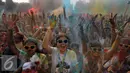 Ribuan orang mengangkat tangan saat berpesta pada puncak event lari santai 5K Colour Run 2016 di Parkir Timur Senayan, Jakarta, Minggu (7/8). Event ini mempromosikan gaya hidup sehat penuh kegembiraan. (Liputan6.com/Helmi Fithriansyah)