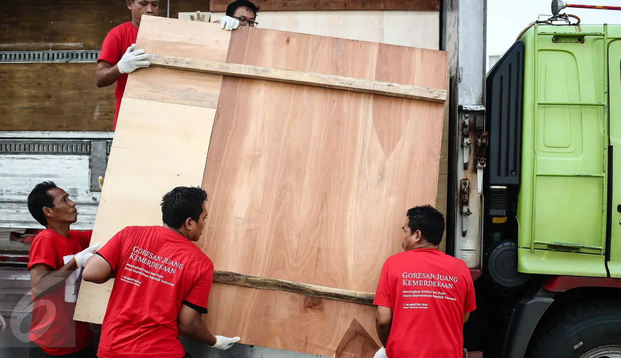 Sejumlah petugas menurunkan lukisan yang akan dipamerkan di Galeri Nasional, Jakarta, Jumat (29/7). Pameran yang merupakan bagian dari peringatan HUT RI ke-71 itu menampilkan 28 lukisan dari beberapa istana kepresidenan. (Liputan6.com/Faizal Fanani)