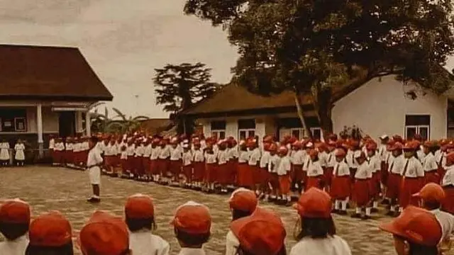 6 Foto Upacara Bendera saat Sekolah Zaman Dulu Ini Bikin Nostalgia