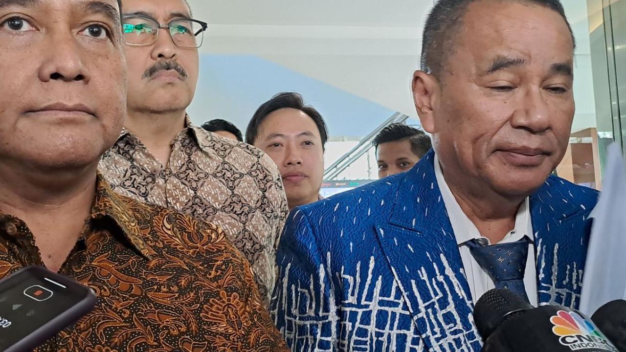 "Analisa kami, dan analisa beberapa ahli sepertinya memang ada oknum tertentu yang menginginkan bisnis ini tutup di Indonesia," aku Hotman.