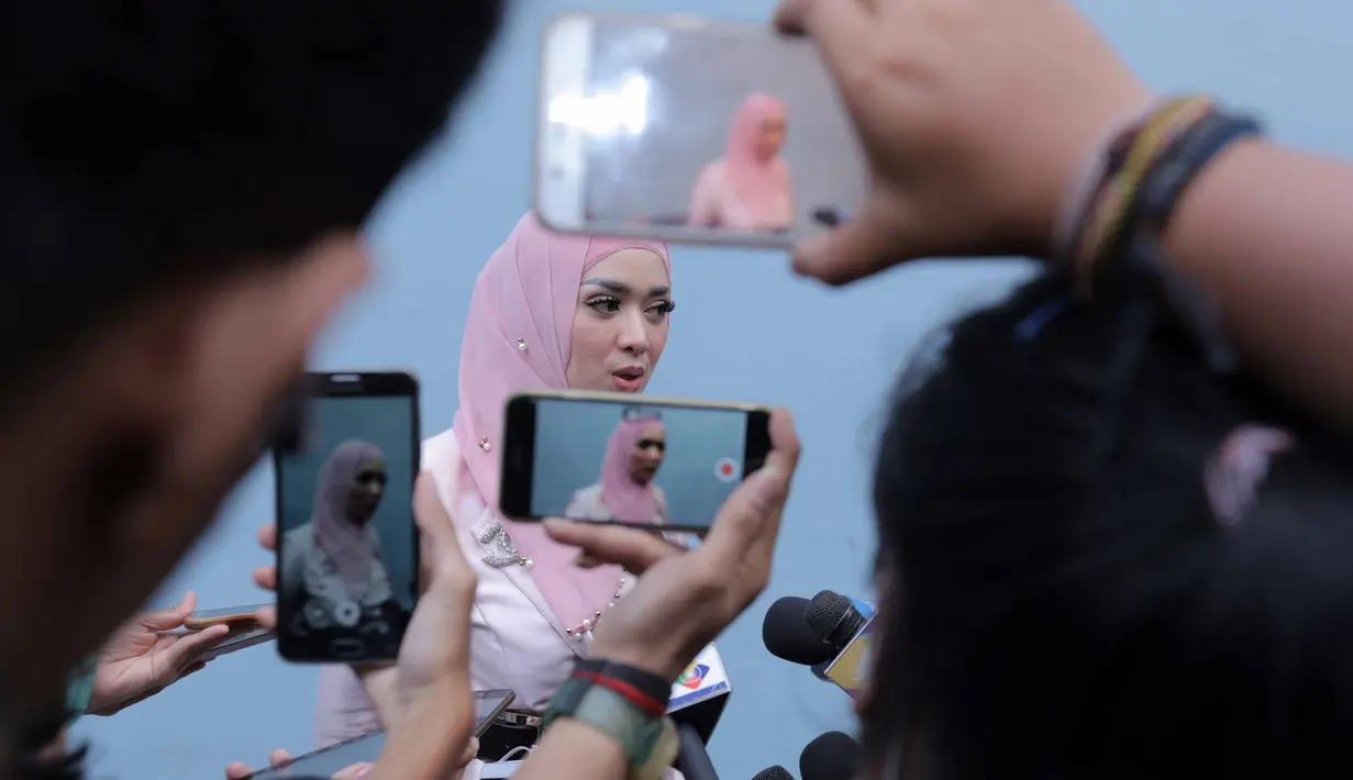 Meski telah bercarai, ia mengaku masih menjaga hubungan baik dengan artis yang menjadi Anggota DPR itu. Baginya, tali silaturahim harus terus ada meski sudah tidak bersama. (Nurwahyunan/Bintang.com)