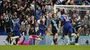 Selebrasi gelandang Chelsea, Carney Chukwuemeka (tengah) setelah mencetak gol ketiga timnya ke gawang Leicester City pada laga perempatfinal Piala FA 2023/2024 di Stamford Bridge, London, Minggu (17/3/2024). (AP Photo/Dave Shopland)