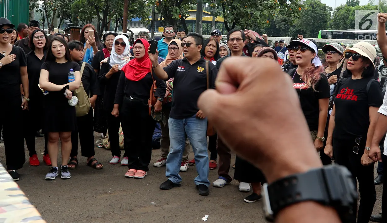 Massa yang tergabung dalam "Gerakan Rakyat Nusantara Anti Terorisme" melakukan Aksi di depan Gedung MPR/DPR Senayan, Jakarta, Rabu (16/5). Dalam aksinya mereka menyerukan melawan dan memerangi segala bentuk aksi terorisme. (Liputan6.com/JohanTallo)