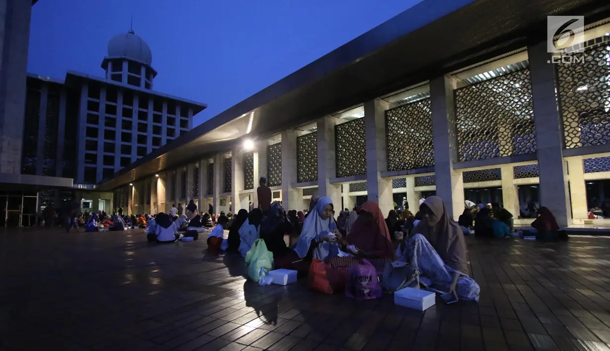 Para wanita buka puasa bersama di Masjid Istiqlal, Jakarta, Kamis (17/5). (Liputan6.com/Arya Manggala)