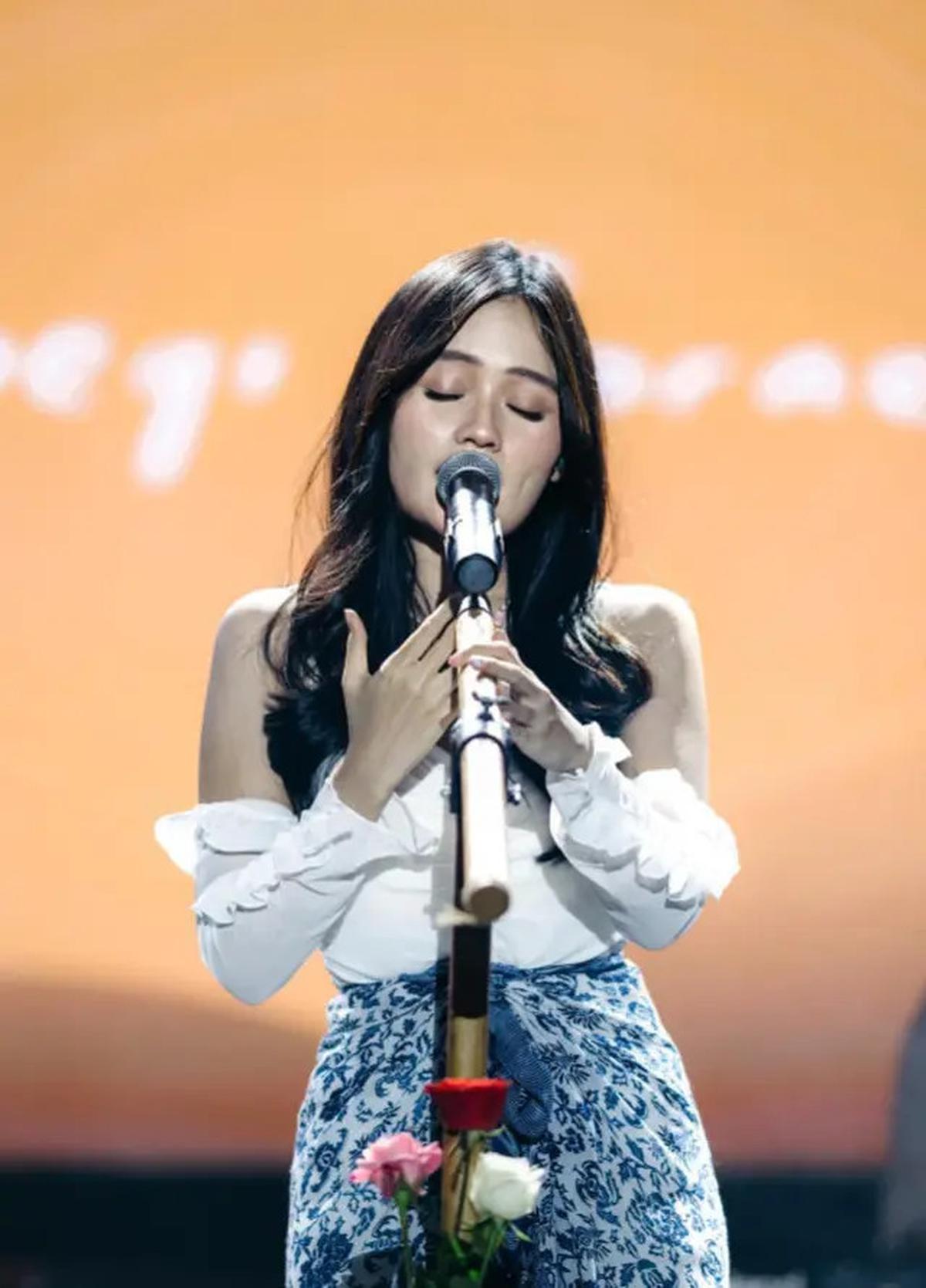 9 Gaya Fanny Soegi dengan Rok Batik, Anggun dan Kekinian