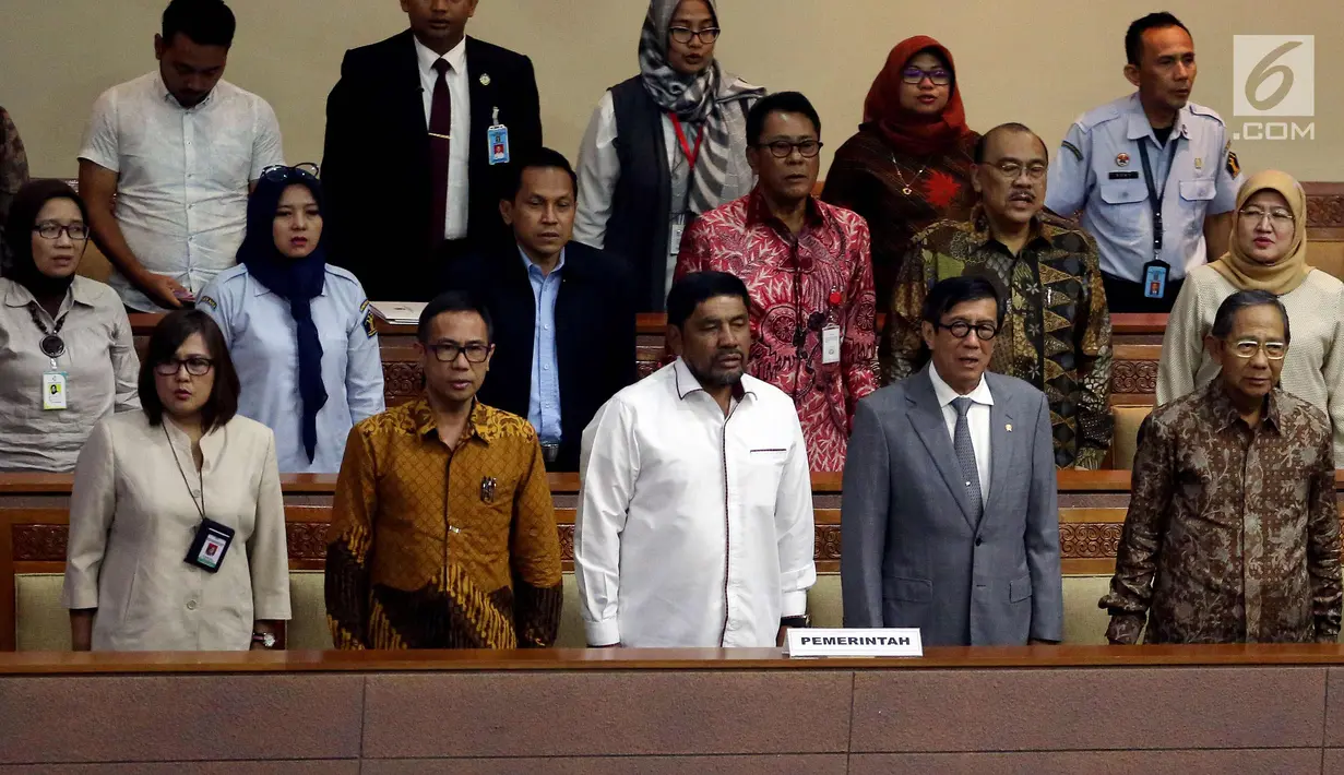 Menteri Hukum dan HAM  Yasonna Laoly mengikuti rapat Paripurna ke 14 di Gedung Nusantara II DPR, Jakarta, Senin (11/12). Rapat membahas beberapa angenda salah satunya Pembacaan pengunduran diri Setya Novanto sebagai ketua DPR. (Liputan6.com/Johan Tallo)