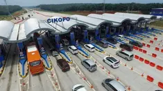 Pantauan udara tim Liputan 6.com, di pintu tol Cikopo, saat Libur Paskah dan akhir pekan.