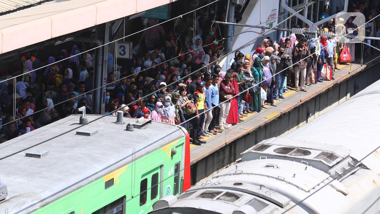 Masyarakat Tetap Gunakan Transportasi Umum