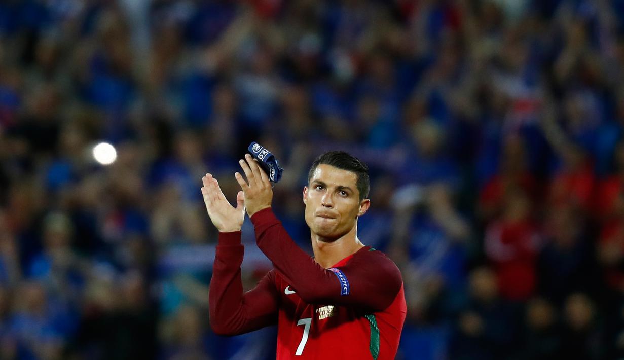 Cristiano Ronaldo memberikan tepuk tangan kepada para suporter usai pertandingan melawan Islandia di Grup F Euro 2016 di Stade Geoffroy-Guichard, Prancis, Selasa (14/6). Islandia berhasil tahan imbang Portugal 1-1. (REUTERS/Kai Pfaffenbach)