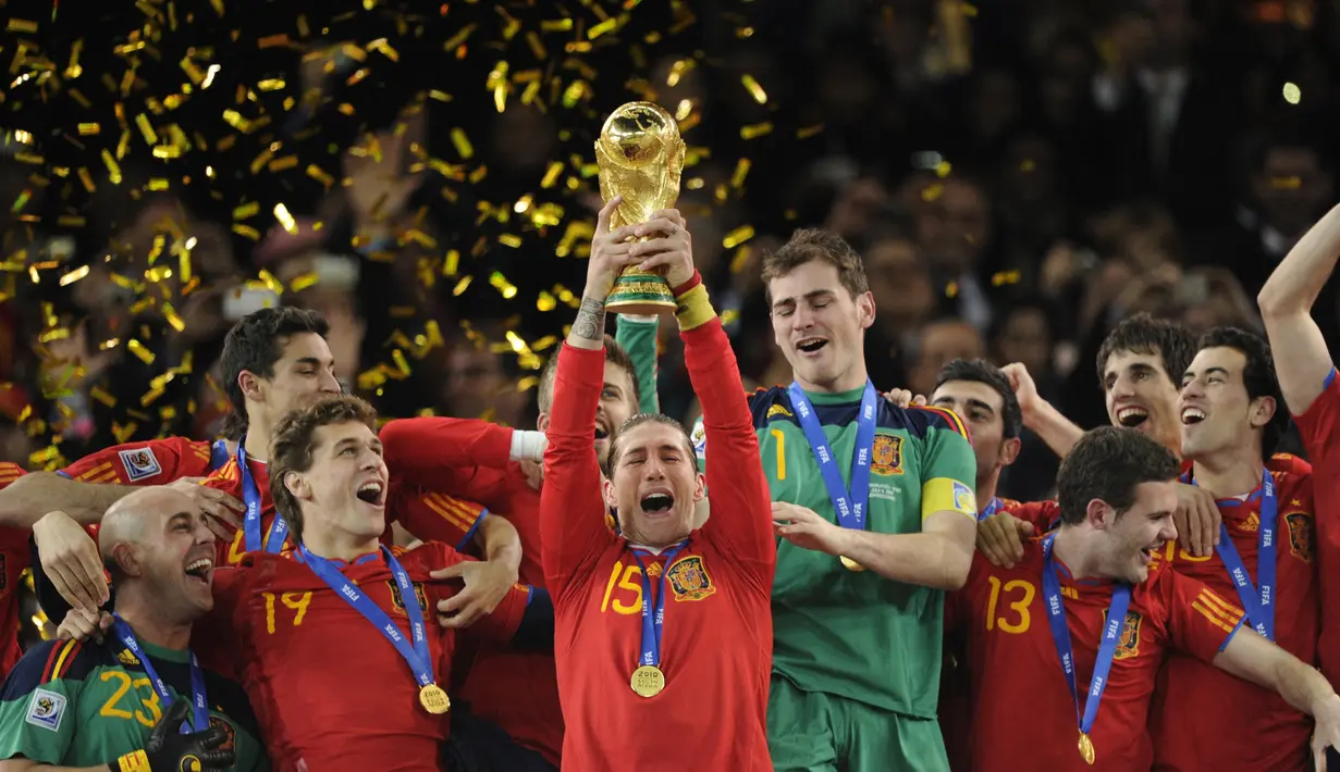 Bek Spanyol Sergio Ramos (Tengah) mengangkat trofi Piala Dunia 2010 usai mengalahkan Belanda di stadion Soccer City di Soweto, Johannesburg pada 11 Juli 2010. Ramos tidak bermain untuk Timnas Spanyol dalam dua tahun terakhir. (AFP/ JAVIER SORIANO)