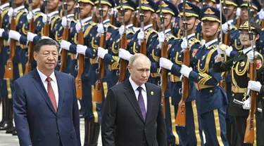 Presiden Rusia Vladimir Putin dan Presiden China Xi Jinping saat keduanya bertemu di Beijing pada Kamis (17/5/2024). (Dok. Sergei Bobylev, Sputnik, Kremlin Pool Photo via AP)