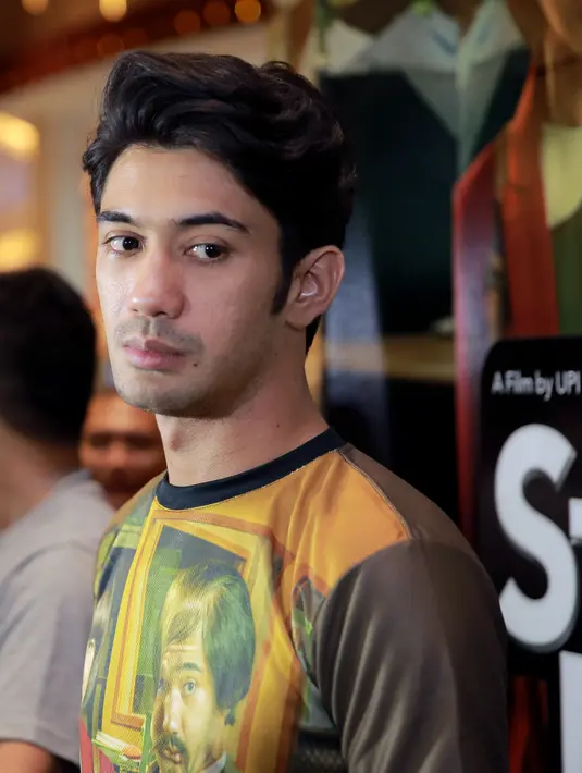 Dalam film 'My Stupid Boss' garapan sutradara Upi Avianto itu, Reza harus merubah total menjadi gendut, berkumis panjang, tua dan botak dibeberapa sisi. (Adrian Putra/Bintang.com)