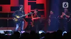 Gitaris Tohpati tampil pada hari kedua BNI Java Jazz Festival 2022 di JIExpo Kemayoran, Jakarta Pusat, Sabtu (28/5/2022). Perhelatan musik BNI Java Jazz Festival 2022 digelar pada 27-29 Mei dengan menampilkan musisi-musisi dari dalam dan luar negeri. (Liputan6.com/Johan Tallo)