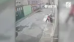 Seorang bocah penasaran dan bermain dengan motor gede. Alhasil, sang bocah kena batunya dan tertimpa motor tersebut.