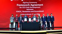 Direktur Utama Pertamina Nicke Widyawati, President & CEO Korea National Oil Corporation (KNOC) Dong Sub Kim dan President ExxonMobile Low Carbon Solutions Asia Pacific Irtiza Sayyed menandatangani Framework Agreement for CCS Hub Development between Pertamina, KNOC, ExxonMobile diacara IPA yang berlangsung di ICE BSD, Rabu (15/5/2024). (Foto: Istimewa)