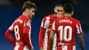 Pada menit ke-35 Atletico Madrid mendapat peluang melalui tendangan bebas. Eksekusi yang dilakukan Antoine Griezmann (kiri) sukses melewati penjagaan pagar hidup namun masih bisa dihalau Thibaut Courtois. (AFP/Oscar Del Pozo)