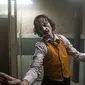 Joaquin Phoenix sebagai Joker, masuk dalam nominasi di piala Oscar 2020. (Foto: Dok. IMDb/ Warner Bros.)