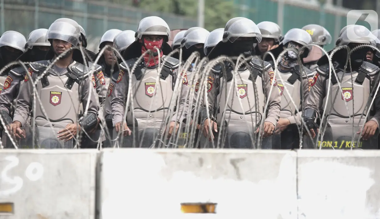 Petugas kepolisian berjaga di sekitar Gedung DPR RI, Jakarta, Rabu (2/10/2019). Puluhan ribu buruh dari berbagai daerah berunjuk rasa dalam rangka menolak revisi UU Ketenagakerjaan dan PP Nomor 78 Tahun 2015 serta menolak kenaikan iuran BPJS Kesehatan. (merdeka.com/Iqbal S. Nugroho)