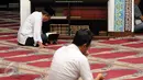 Sejumlah umat muslim bertadarus usai melaksanakan salat di Masjid Cut Meutia, Jakarta, Rabu (15/6/2016). Masjid Cut Meutia memiliki mihrab (tempat imam) yang diletakkan di samping kiri dari saf salat. (Liputan6.com/Helmi Fithriansyah)
