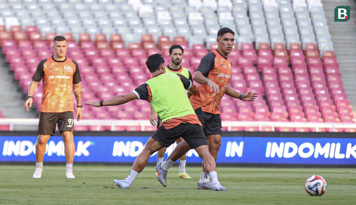Pemain Persija Jakarta, Van Basty Sousa pada sesi latihan resmi jelang pertandingan pekan ke-30 BRI Super League melawan Persis Solo yang bertempat di Stadion Utama Gelora Bung Karno (SUGBK) Jakarta pada Minggu (26/04/2026).