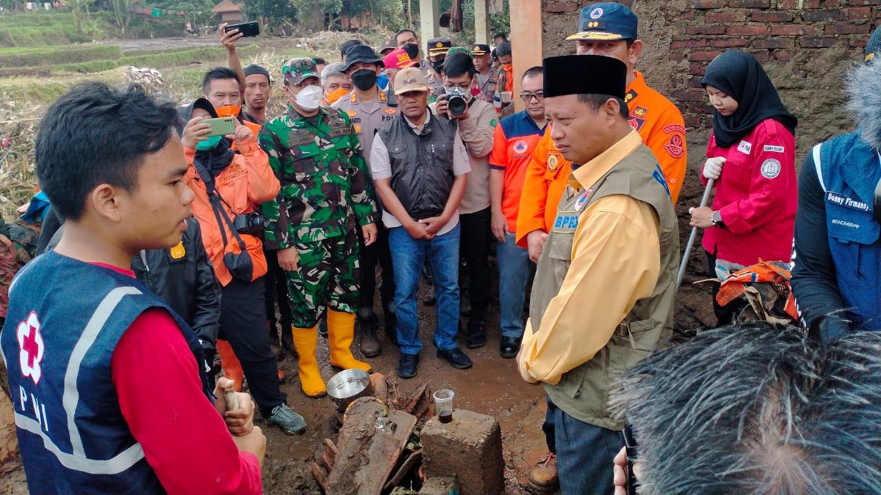 Uu Ruzhanul Beri Bantuan Korban Banjir di Garut, Imbau Warga Pindah ke Tempat Aman