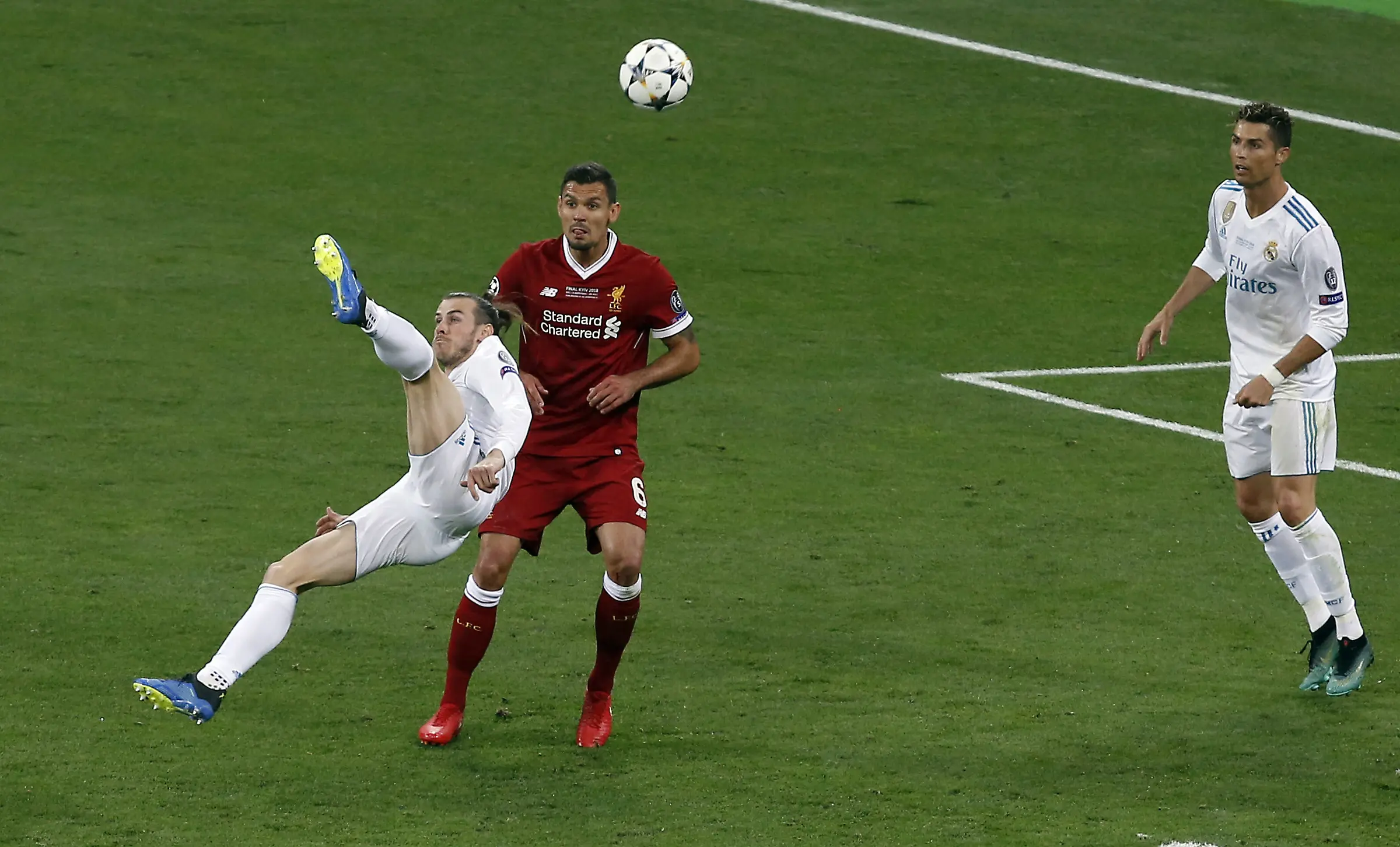 Gareth Bale mencetak gol kedua Real Madrid ke gawang Liverpool melalui tendangan salto pada laga final Liga Champions di NSC Olimpiyskiy Stadium, Minggu (27/5/2018) dini hari WIB