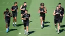 Penyerang Real Madrid Gareth Bale (dua kanan) berlatih bersama rekan setimnya di Real Madrid's Sport City, Madrid, Spanyol, Jumat (16/8/2019). Real Madrid terus mempersiapkan debut perdananya di Liga. (JAVIER SORIANO/AFP)