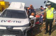 Detik-Detik Mobil Rombongan Kru tvOne Kecelakaan di Tol Pemalang & Tewaskan 3 Orang