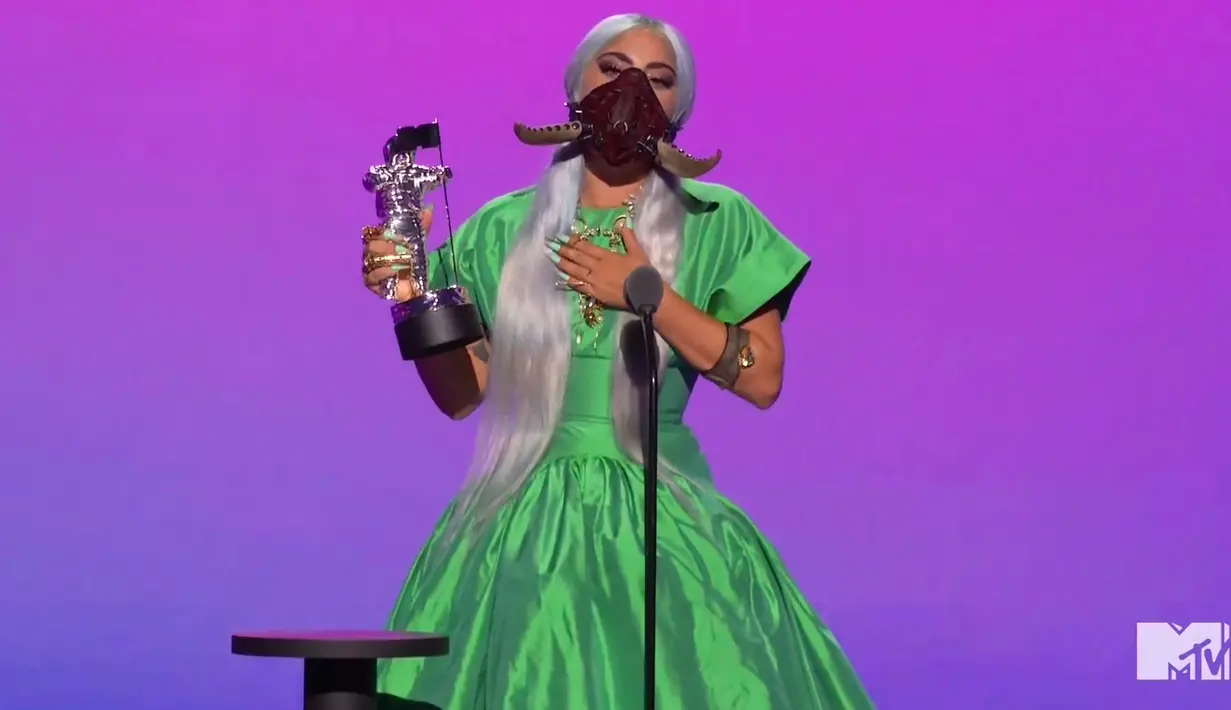 Dalam foto yang dirilis memperlihatkan Lady Gaga menerima penghargaan Song of the Year untuk lagu "Rain On Me" dalam ajang MTV Video Music Award (MVA) 2020 yang digelar secara virtual, Minggu (30/8/2020) waktu New York. Lady Gaga menjadi sorotan karena masker wajah yang dikenakannya. (MTV via AP)