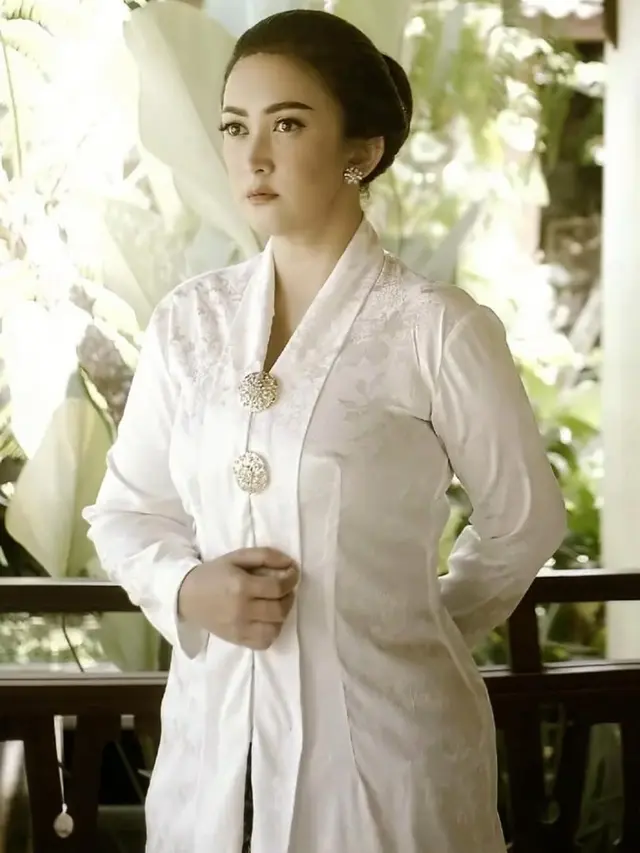 7 Model Kebaya Nafa Urbach, Anggun di Berbagai Momen Spesial