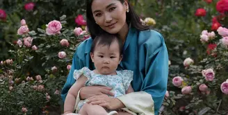 Ia tampil dengan busana tradisional Bhutan berwarna biru. Penampilannya disempurnakan dengan riasan minimalis dalam rona peach di wajahnya.