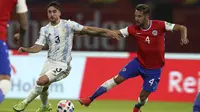 Pemain Chile, Mauricio Isla berebut bola dengan bek Argentina, Nicolas Tagliafico dalam laga Kualifikasi Piala Dunia 2022 zona CONMEBOL, di Santiago del Estero, Argentina, Jumat (4/6/2021). Hasil ini membuat Chile duduk di urutan keenam dengan lima poin. (Juan Mabromata, Pool via AP)