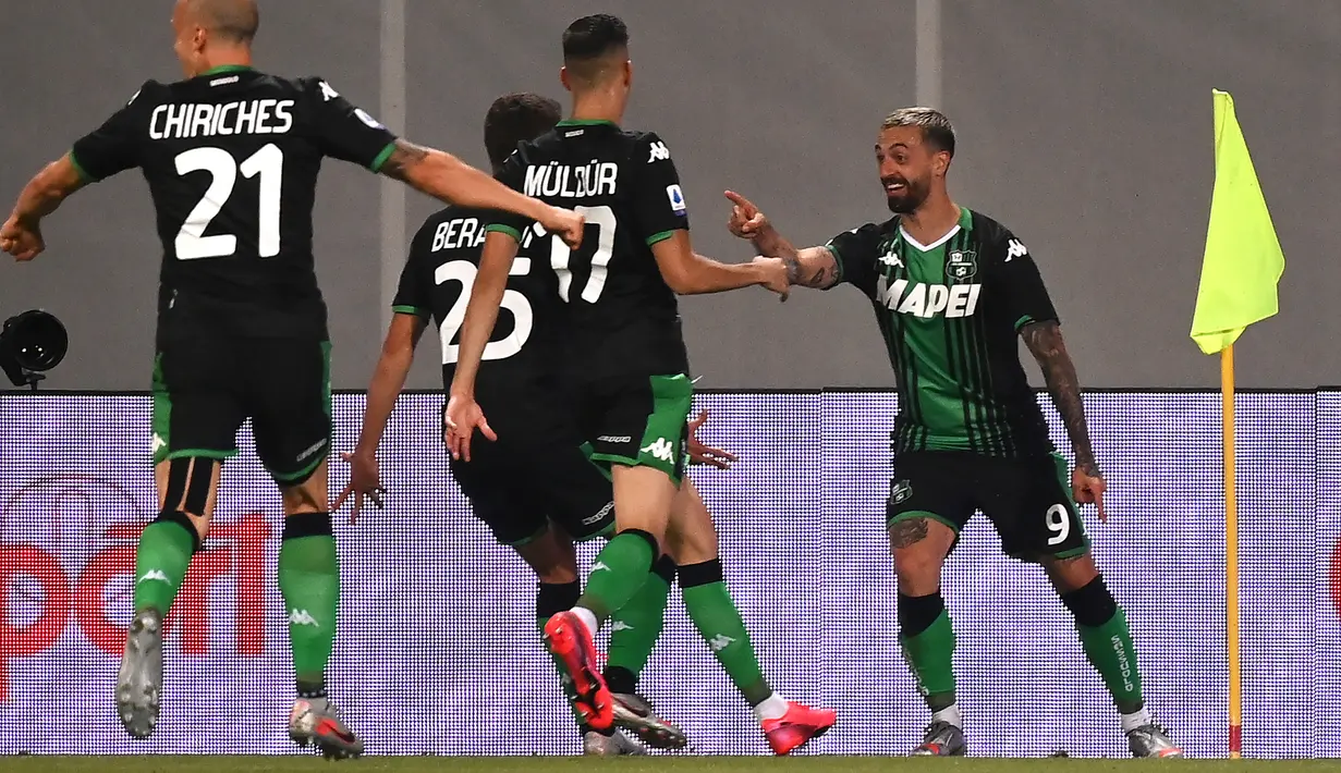 Gelandang Sassuolo, Francesco Caputo (kanan) berselebrasi usai mencetak gol ke gawang Juventus pada pertandingan lanjutan Liga Serie A Italia di stadion Mapei di Reggio Emilia (15/7/2020). Juventus bermain imbang 3-3 atas Sassuolo. (AFP/Marco Bertorello)