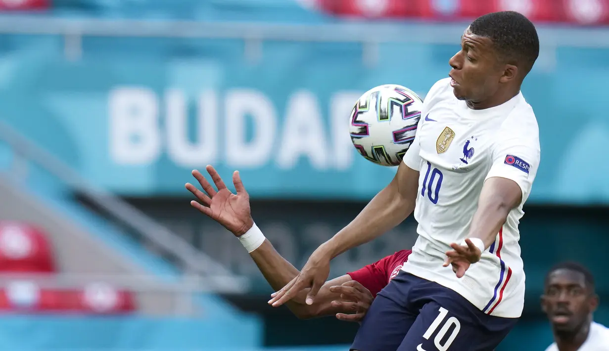 Kylian Mbappe. Partai melawan Swiss akan menjadi panggung pembuktian striker berusia 22 tahun ini. Belum mencetak satu gol pun di 3 laga fase grup menjadi tantangan untuk unjuk ketajaman. Apalagi pertahanan Swiss kelihatan rapuh usai kebobolan 5 gol di fase grup. (Foto: AP/Pool/Darko Bandic)