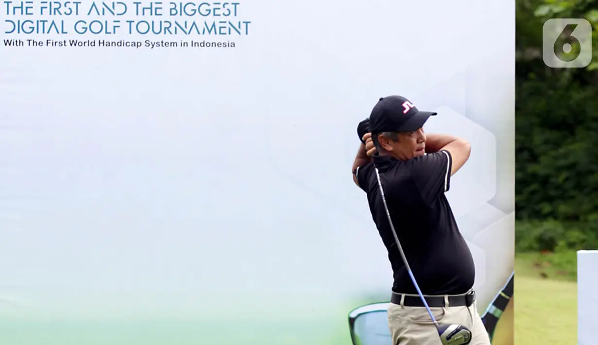 Pemain golf melakukan approach shot di Bali National Golf Club (28/11/2021). Produk pakaian Birdie dan Oloro dari para pelaku UMKM mendorong akselerasi pertumbuhan ekonomi lokal untuk bangkit di masa pandemi. (Liputan6.com/HO/BNI)